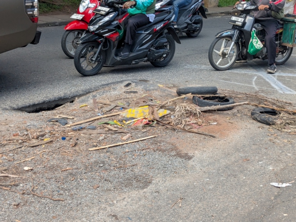 Kondisi aspal di salah satu titik Jalan Margasatwa Raya, Cilandak Timur, Jakarta Selatan, terpantau mengalami kerusakan parah yang membahayakan pengguna jalan. [Suara.com/Adiyoga]