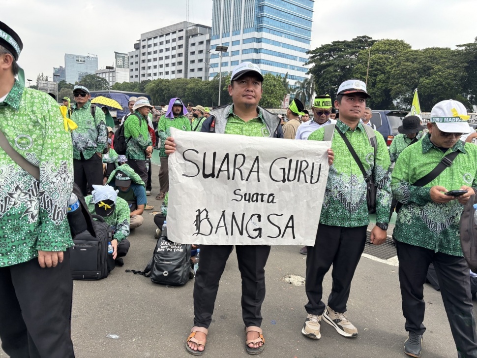 Peserta aksi demo Guru Madrasah di depan Gedung DPR/MPR RI, Jakarta Pusat, Rabu (11/2/2026). (Suara.com/Dinda)