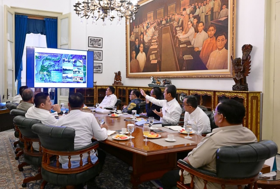 Presiden Prabowo Subianto menggelar rapat terbatas (ratas) bersama sejumlah menteri di Istana Merdeka, Jakarta, guna membahas percepatan pembangunan Kampung Nelayan Merah Putih, Kamis (12/2/2026). [Dok. Biro Pers Istana]