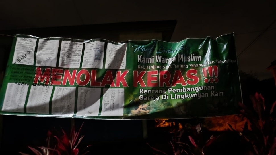 Provokasi berupa pemasangan spanduk penolakan terhadap rencana pembangunan Gereja Bethel Indonesia (GBI) di Pasar Baru, Jambi, Minggu (15/2/2026).