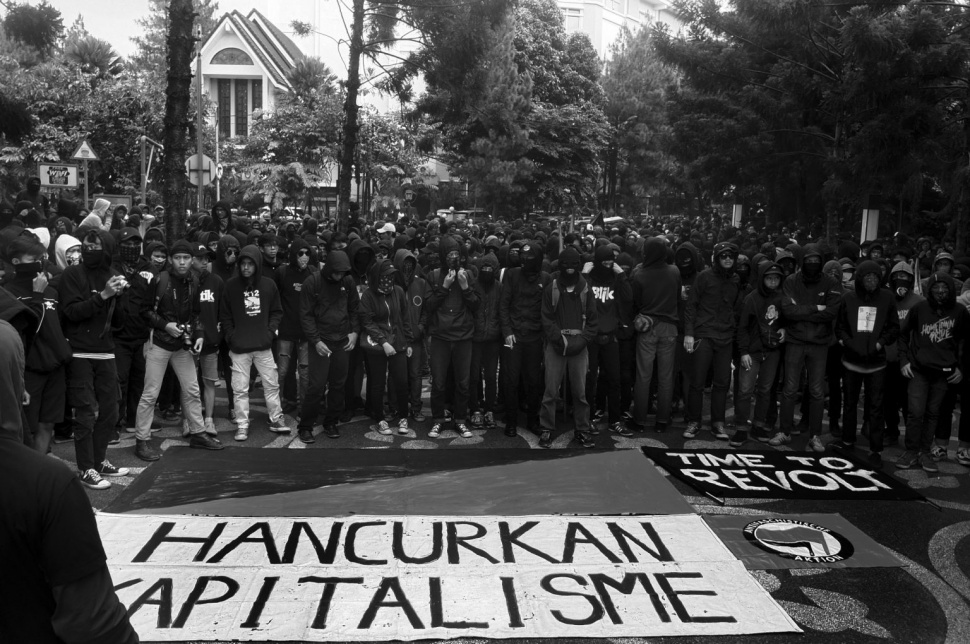 Aksi kaum Anarkis di Indonesia. Mereka aktif mengkritik kebijakan negara, termasuk sistem kapitalisme yang dinilai sebagai akar masalah kemiskinan. [Frans Ari Prasetyo]