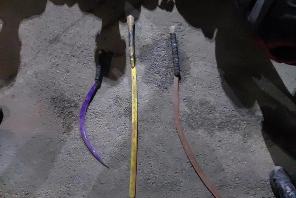 tiga senjata tajam berukuran jumbo yang disita Satgas Antitawuran Ditsamapta Polda Metro Jaya. (Suara.com/Muhammad Yasir)