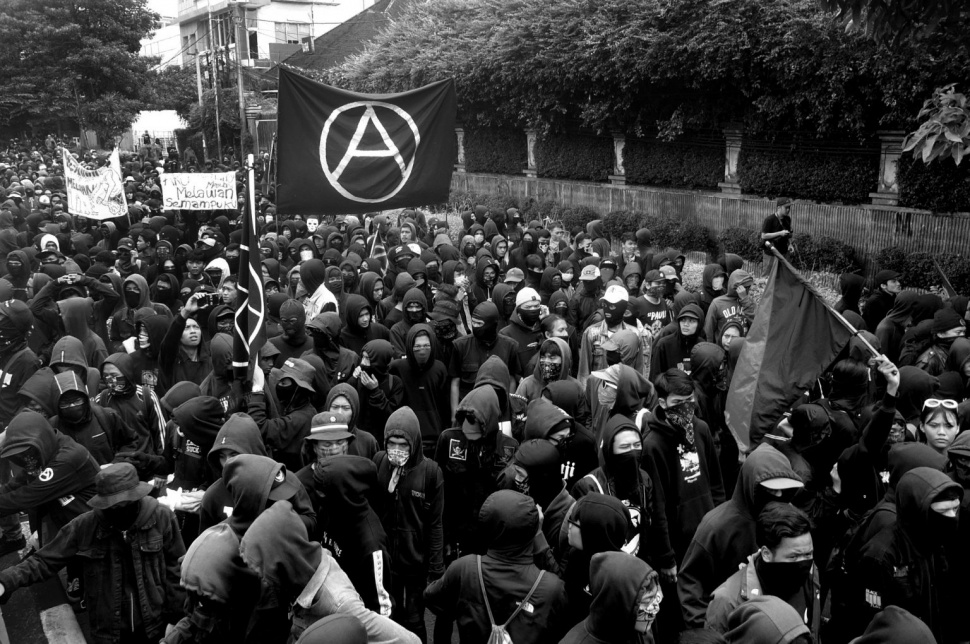 Kaum Anarkis di Indonesia dalam aksi massa. [Frans Ari Prasetyo]