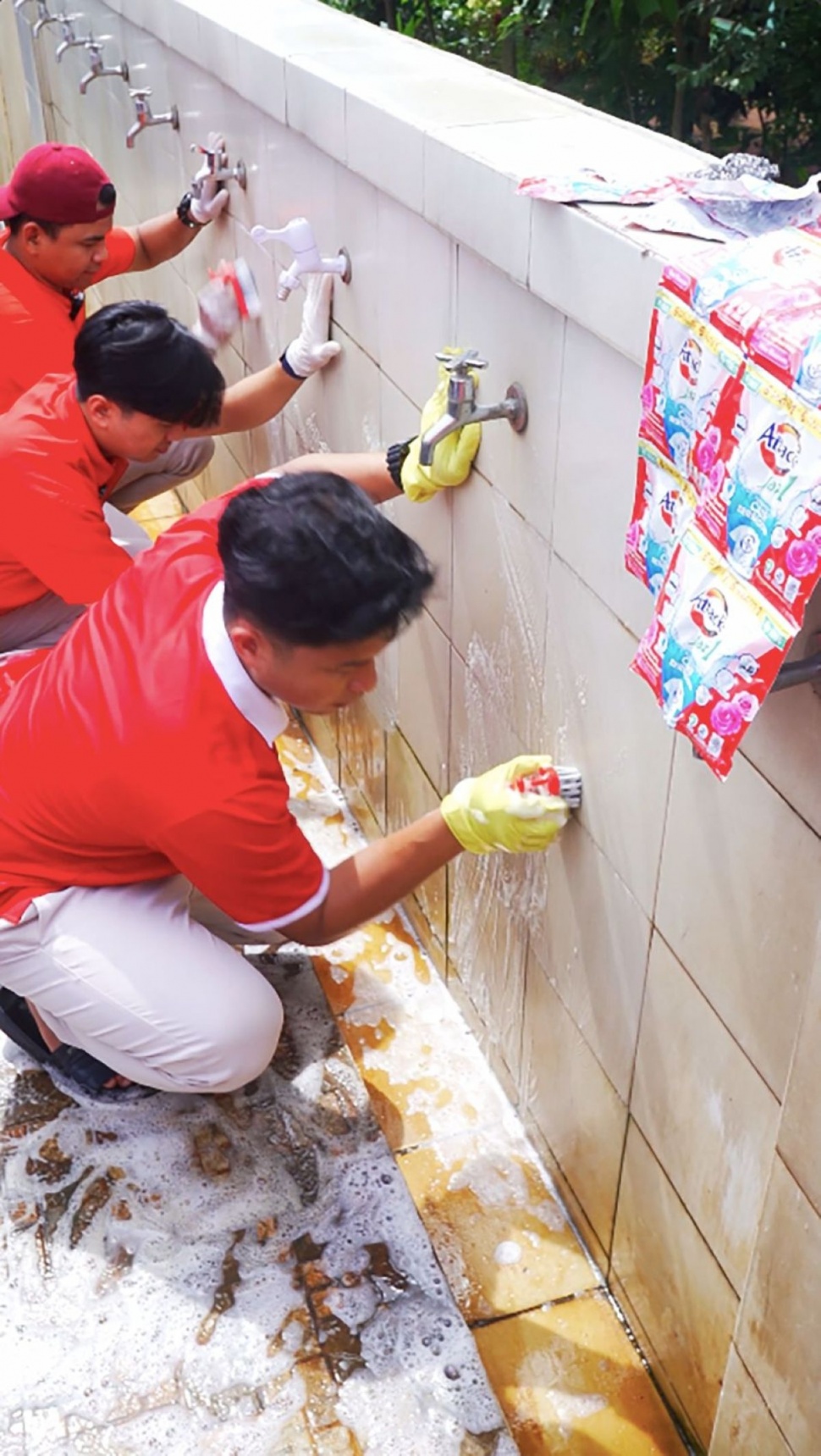 Gerakan Bersihkan Masjid dan Perlengkapan Ibadah - membersihkan tempat wudhu (Dok: Kao Indonesia)
