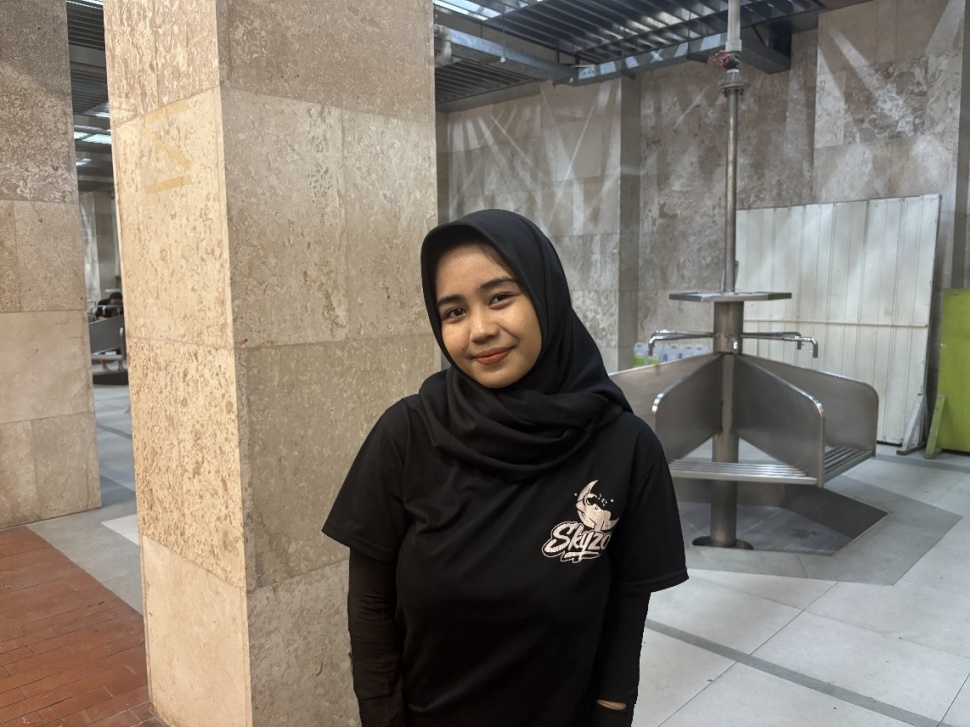 Siti Khoirun Nissa, petugas kebersihan di Masjid Istiqlal. (Suara.com/Dinda Pramesti K)