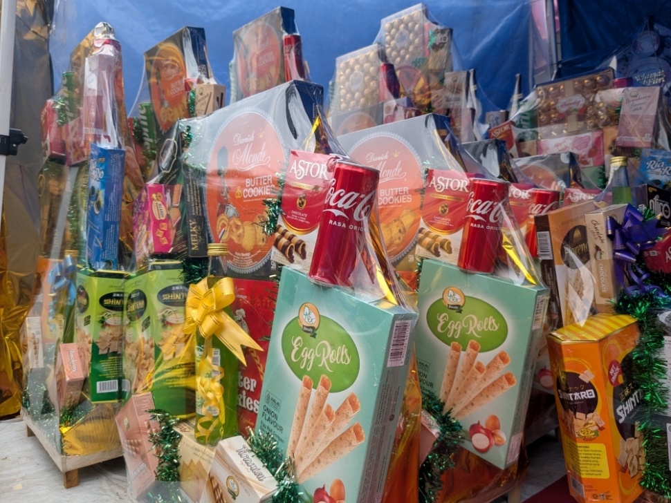 Geliat pedagang parsel lebaran di kawasan Pasar Kembang, Cikini, Jakarta Pusat, Senin (23/2/2026). [Suara.com/Adiyoga]