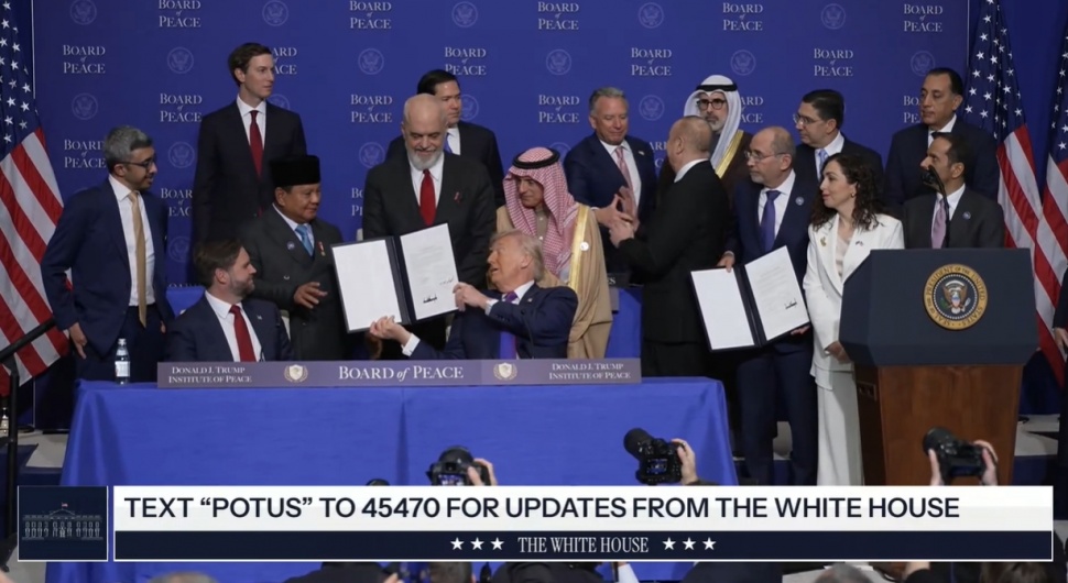 Momen Donald Trump meminta Prabowo memegangi dokumen Board of Peace. (YouTube/ The White House) 