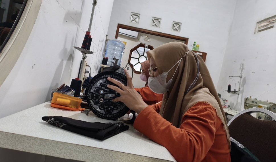 Produksi peci batik di Jogokariyan. (Suara.com/Hiskia)