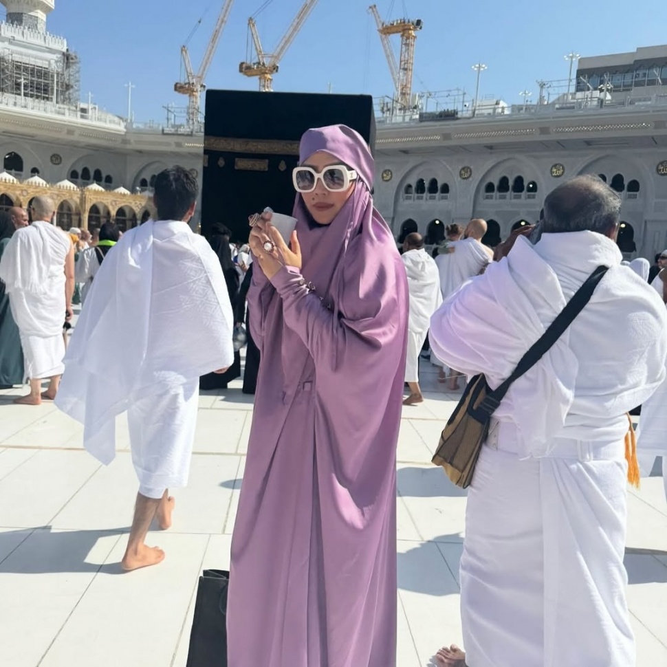 Gaya cetar Syarifah Suraidah, istri Gubernur Kaltim Rudy Mas'ud saat menjalani ibadah umrah. [Instagram]