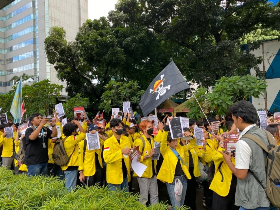 Ratusan mahasiswa dari Universitas Indonesia (UI) dan Universitas Pembangunan Nasional Veteran Jakarta (UPNVJ) melakukan aksi unjuk rasa di depan Mabes Polri, Kebayoran Baru, Jakarta Selatan, Jumat (27/2/2026) sore. [Suara.com/Yasir]