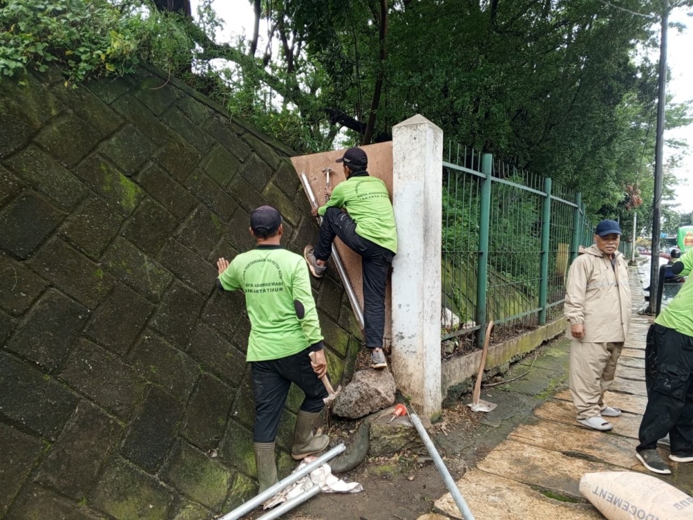Pemerintah Kota Administrasi (Pemkot) Jakarta Timur menertibkan kawasan Hutan Kota Cawang yang diduga menjadi tempat 'esek-esek' di Jalan Mayjen Soetoyo, Kelurahan Kebon Pala, Kecamatan Makasar, pada Jumat (27/2/2026). [Dok. Pemkot Jakarta Timur]