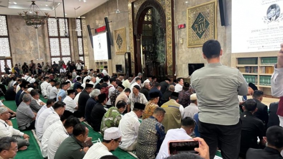 Ratusan Orang Turut Salati Tri Sutrisno. (Suara.com/Lilis)