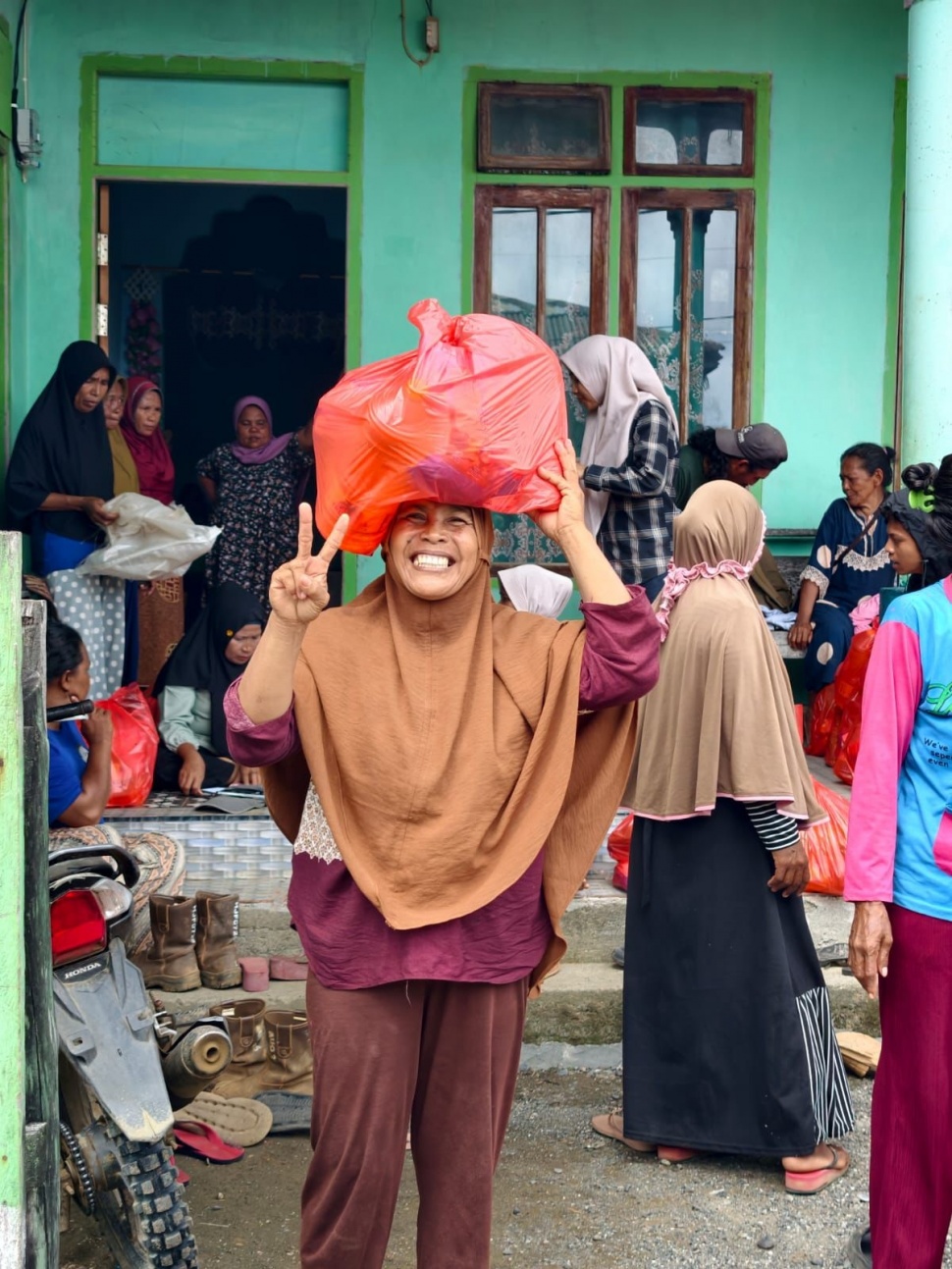 Ekspresi bahagia pembelanja bazar sembako Ramadan di Desa Soligi Pulau Obi, satu wilayah dengan site operasional Harita Nickel (Dok: Harita Nickel)