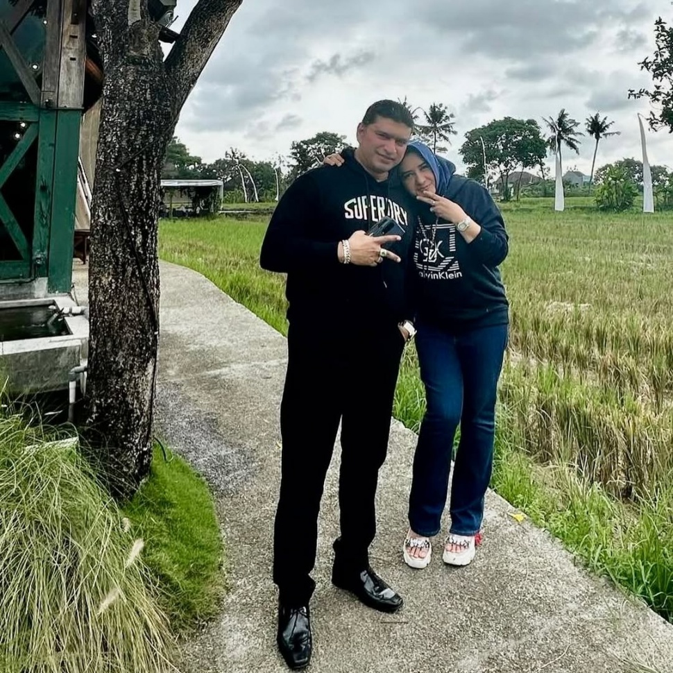 Foto Fadia Arafiq, Bupati Pekalongan dengan suaminya (Instagram/@ashraff_abu)