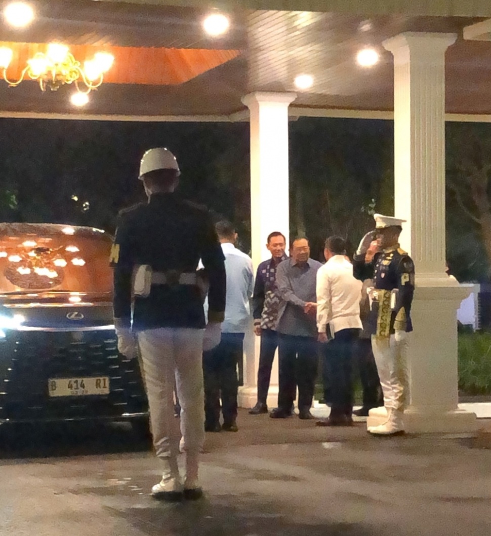 Presiden ke-6 RI, Susilo Bambang Yudhoyono (SBY) bersama putra sulungnya yang juga menjabat Menteri Koordinator Bidang Infrastruktur dan Pembangunan Kewilayahan, Agus Harimurti Yudhoyono (AHY) di Istana Kepresidenan, Jakarta, Selasa (3/3/2026) malam. [Suara.com/Novian]