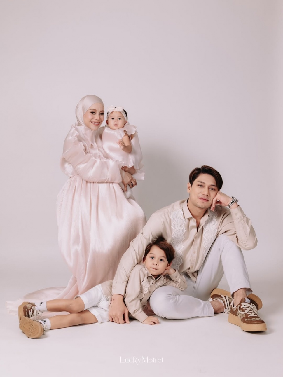 Lesti Kejora dan Rizky Billar bersama dua anaknya. [Instagram]