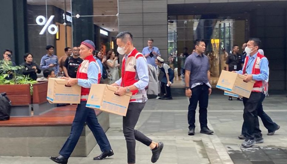 OJK bersama Bareskrim Polri melakukan penggeledahan kantor PT Mirae Asset Sekuritas Indonesia atau MASI di Gedung Treasury Tower, SCBD, Jakarta Selatan, Rabu (4/3/2026). (Suara.com/M. Yasir)