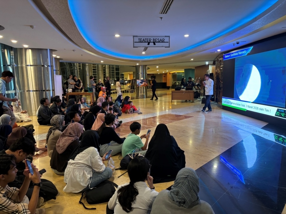 Antusiasme masyarakat memadati pelataran Teater Jakarta, Taman Ismail Marzuki (TIM), Jakarta Pusat, pada Selasa (3/3/2026) sore. Ratusan orang berkumpul demi menyaksikan fenomena langka Gerhana Bulan Total melalui teropong yang telah disiapkan oleh panitia. [Suara.com/Dinda]