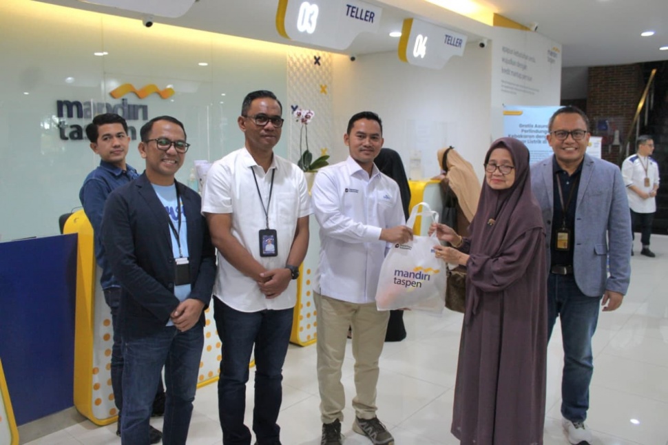 Komisaris Independen PT TASPEN, Ariawan, melakukan pengawasan langsung terhadap proses penyerahan THR kepada pensiunan di sejumlah titik mitra bayar di Makassar, Sulawesi Selatan, Jumat (6/3/2026). [Suara.com]