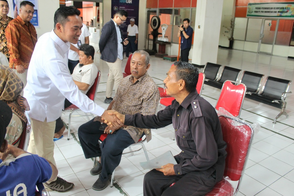 Komisaris Independen PT TASPEN, Ariawan, melakukan pengawasan langsung terhadap proses penyerahan THR kepada pensiunan di sejumlah titik mitra bayar di Makassar, Sulawesi Selatan, Jumat (6/3/2026). [Suara.com]