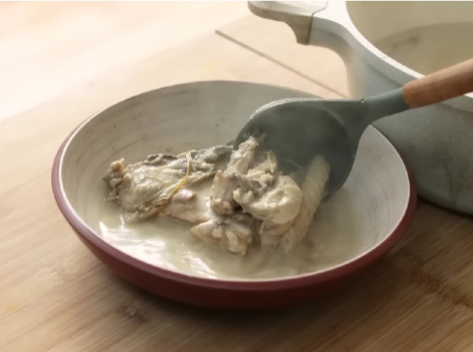 Resep Opor Ayam Putih. (YouTube/Devina Hermawan)