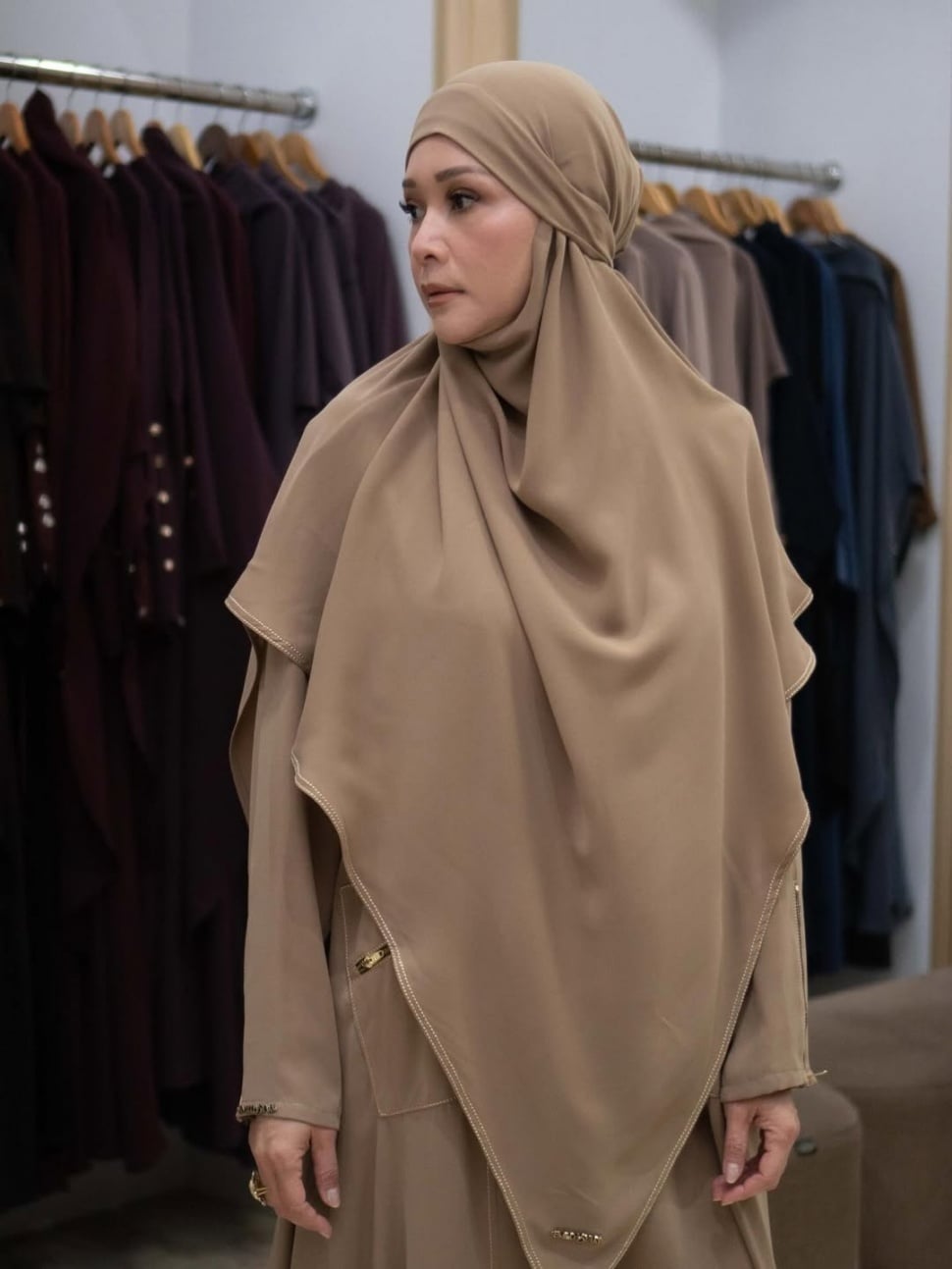 Maia Estianty kenakan gamis abaya. [Instagram]