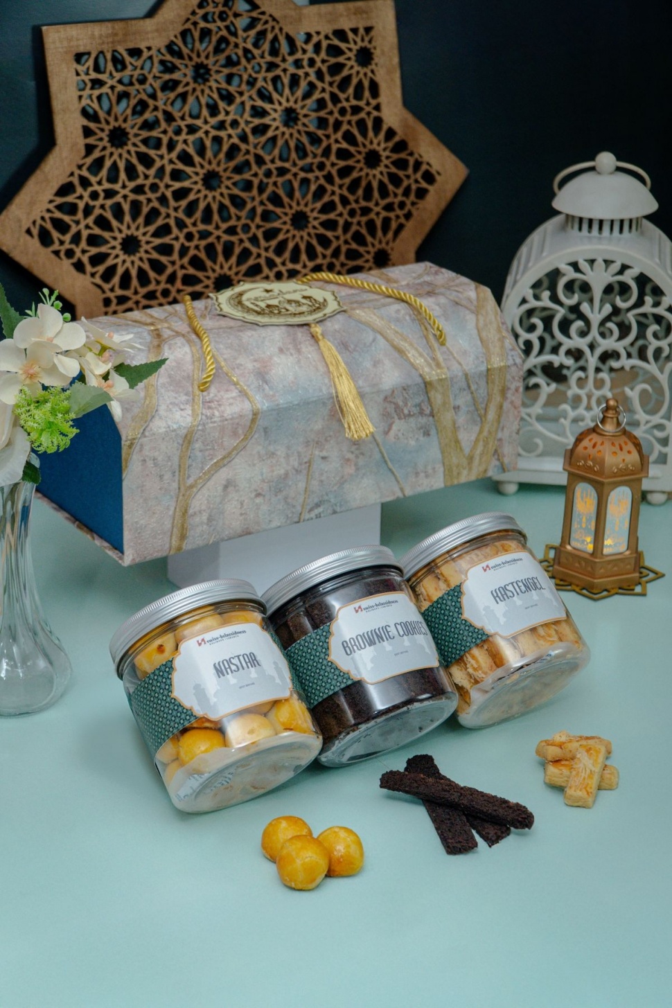 Eid Cookies Hampers ditawarkan seharga Rp450.000 net per paket, berisi tiga toples kue kering 350 gram dengan pilihan Nastar, Kastengel, dan Brownies Cookies (Dok: Swiss-Belresidences Kalibata)