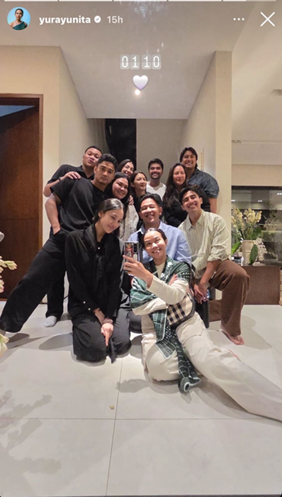 Sheila Dara dikelilingi para sahabat. 