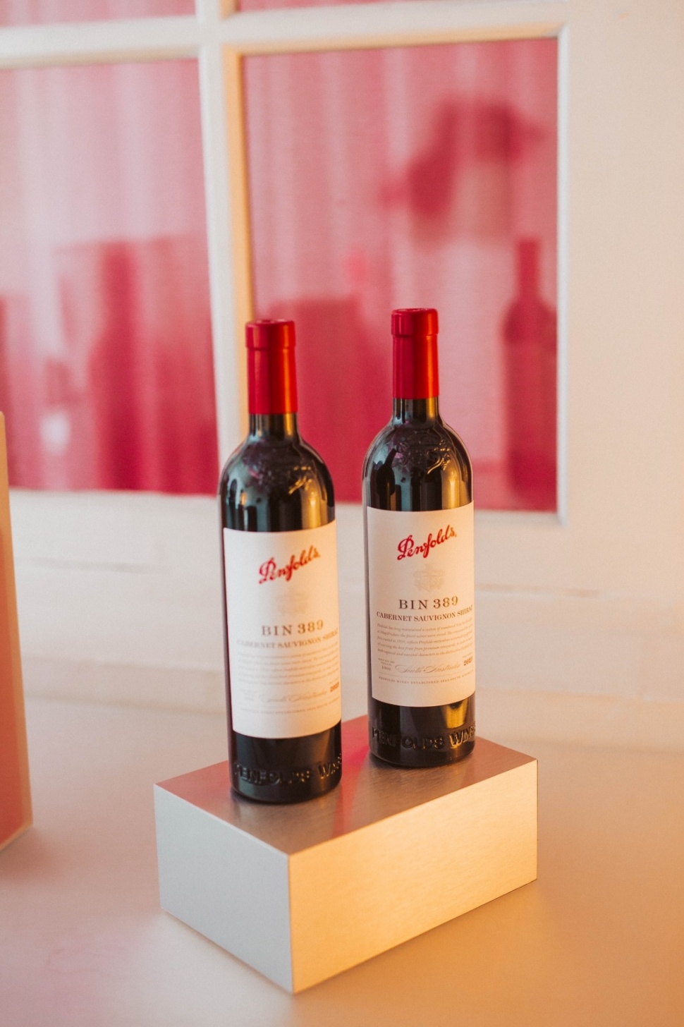 Kolaborasi edisi terbatas Bin 389 di Paris Fashion Week. (Penfolds)