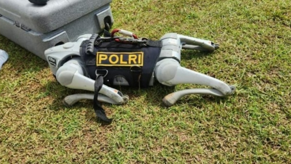 Robot milik Polri yang sempat mengalami gangguan saat dipamerkan di acara HUT ke-79 Bhayangkara yang digelar di kawasan Monas, Jakarta Pusat. (Suara.com/ Fakhri)