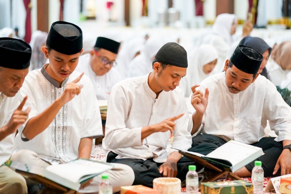 Gubernur Jawa Timur Khofifah Indar Parawansa menggelar kegiatan Khotmil Qur’an Ramadan 1447 Hijriah bersama jajaran Kepala Perangkat Daerah Pemerintah Provinsi Jawa Timur serta komunitas disabilitas tuli mengaji yang tergabung dalam Sobat Dili (Disabilitas Tuli Mengaji) di Gedung Negara Grahadi, Surabaya, Jumat (13/3/2026). (Dok: Pemprov Jatim)