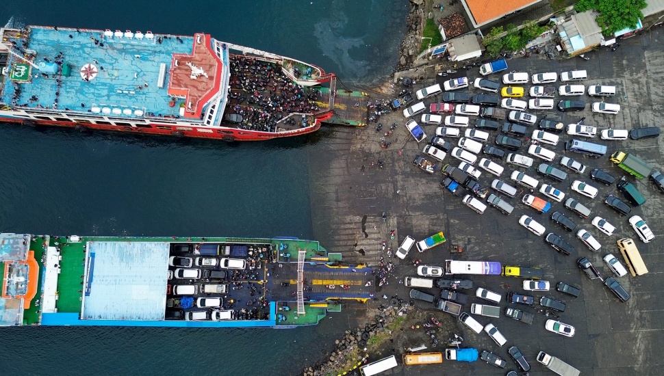 Foto udara sejumlah kendaraan pemudik antre memasuki kapal di Pelabuhan Gilimanuk, Jembrana, Bali, Minggu (15/3/2026). [ANTARA FOTO/Budi Candra Setya/YU]Jembrana, Bali, Minggu (15/3/2026). [ANTARA FOTO/Budi Candra Setya/YU]