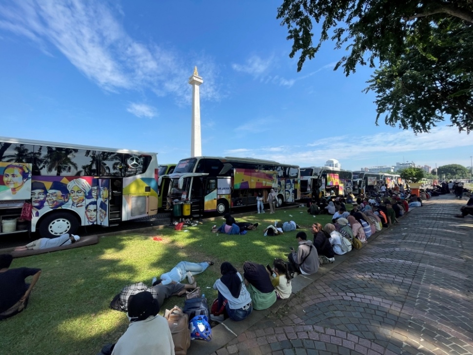 Pemprov DKI Jakarta melepas keberangkatan puluhan ribu peserta Mudik Gratis Lebaran 2026 di kawasan Monas, Jakarta Pusat, Selasa (17/3/2026). [Suara.com/Adiyoga]