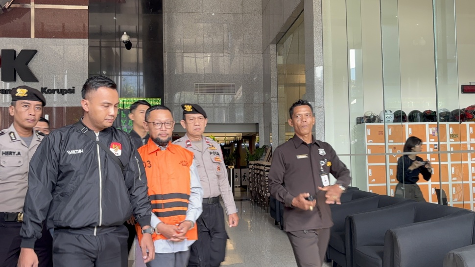Eks staf khusus (stafsus) mantan Menteri Agama (Menag) Yaqut Cholil Qoumas (YCQ), Ishfah Abidal Aziz (IAA) alias Gus Alex resmi mengenakan rompi oranye khas tahanan Komisi Pemberantasan Korupsi (KPK). [Suara.com/Dea]