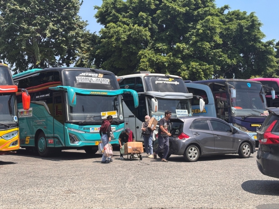Pemudik mulai memadati Terminal Bus Kalideres, Jakarta Barat, Selasa (17/3/2026). [Foto/Dinda}