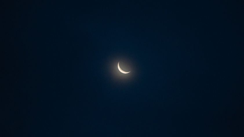 Ilustrasi posisi hilal penentuan Lebaran. (freepik)