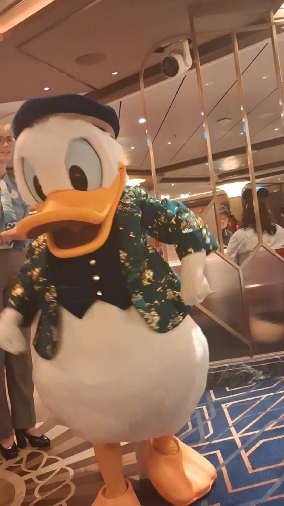 Disney show. (Suara.com/Vania)