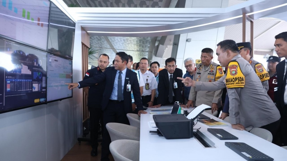 Wakapolda Metro Jaya, Brigjen Dekananto Eko Purwono saat meninjau langsung Pos Pelayanan (Posyan) di Bandara Soekarno-Hatta, Selasa (17/3/2026). [Dok. Polda metro Jaya]