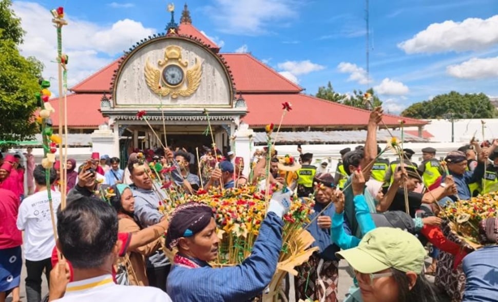 Masyarakat yang berebut gunungan saat grebeg syawal di depan Masjid Gedhe Kauman Yogyakarta, Jumat (20/3/2026). (Suara.com/Hiskia)