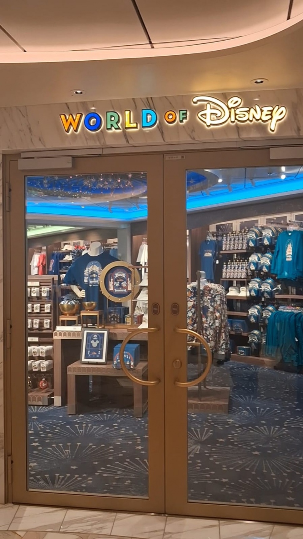 Belanja di atas kapal pesiar Disney Adventure. (ist)