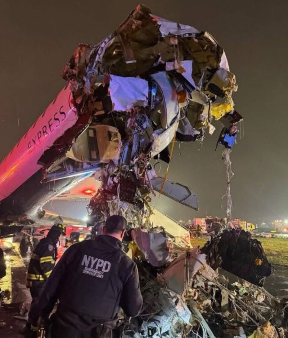 Bandara LaGuardia di New York City ditutup sementara setelah pesawat Air Canada menabrak kendaraan di landasan pacu. [Istimewa]