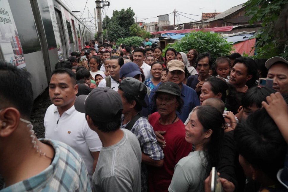 Presiden Prabowo Subianto menyambangi kawasan permukiman bantaran rel kereta api di Senen, Jakarta Pusat, pada Kamis (26/3/2026) sore. [Dok. Biro Pers Istana] 