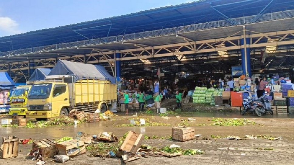Sampah Menggunung di Pasar Kramat Jati, Jakarta Timur. (Suara.com/Tsabita Aulia)