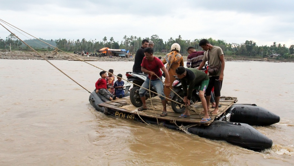 Sejumlah warga menggunakan perahu karet untuk menyeberangi sungai karena jalan utama terputus akibat luapan air sungai di Desa Lhok Cut, Kecamatan Sawang, Aceh Utara, Aceh. Selasa (31/3/2026). [ANTARA FOTO/Rahmad/tom]