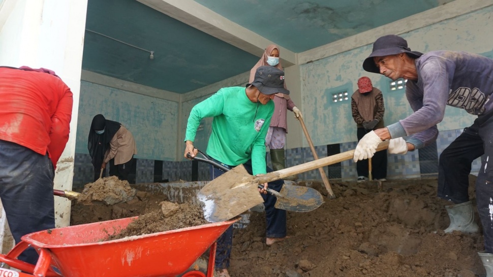 Semangat gotong royong dan kebersamaan ditunjukkan warga Dusun Pante Geulima, Desa Meunasah Lhok, Kecamatan Mereudu, Kabupaten Pidie Jaya, dalam upaya mempercepat pemulihan lingkungan pascabencana. (Dok: Kemendagri)