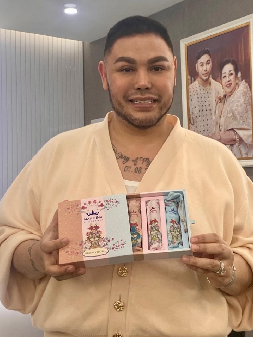 Ivan Gunawan memperkenalkan produk parfum terbarunya bernama Mandjha Serenity Floral Parfum Set di Margo City, Depok, Jawa Barat, Sabtu (6/4/2026). [Instagram]