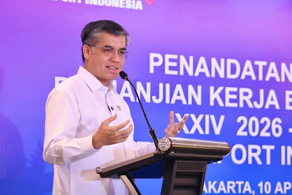 Menaker Yassierli dalam Penandatanganan Perjanjian Kerja Bersama ke-XXIV periode 2026&ndash;2028 antara manajemen PT Freeport Indonesia (PTFI) dan tiga serikat pekerja di Jakarta, Jumat (10/4/2026) (Dok: Kemnaker)