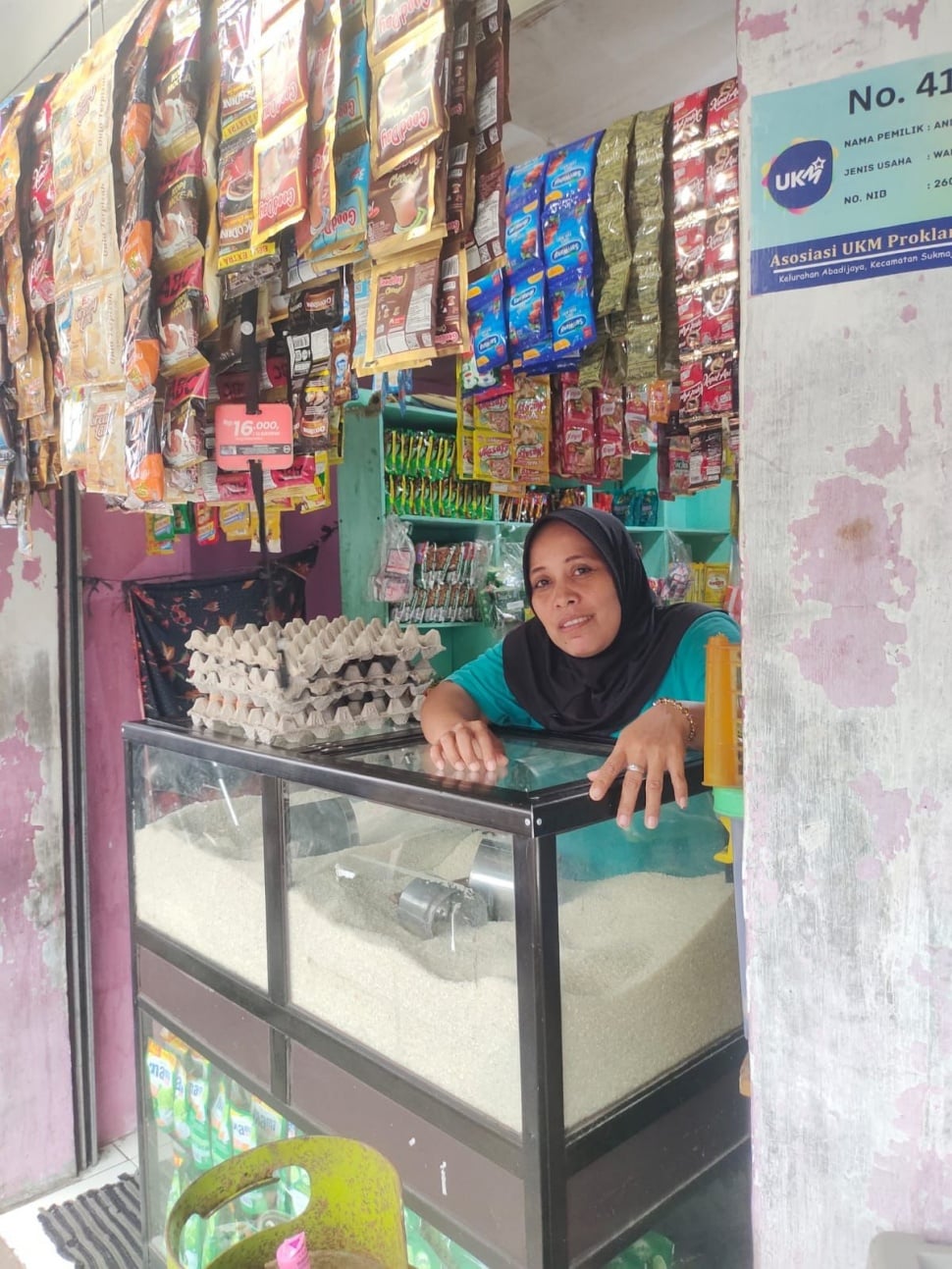 Ibu Dewi melayani pelanggan dengan sepenuh hati, dan terus belajar dari pengalaman (Dok: PNM) (Dok: PNM)