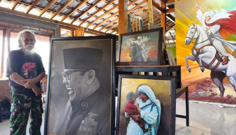 Suhardiyono Kibar atau Mbah Kibar menjual lukisan karyanya untuk menyelamatkan tanah warisan yang terancam disita oleh bank. (Suara.com/Hiskia)
