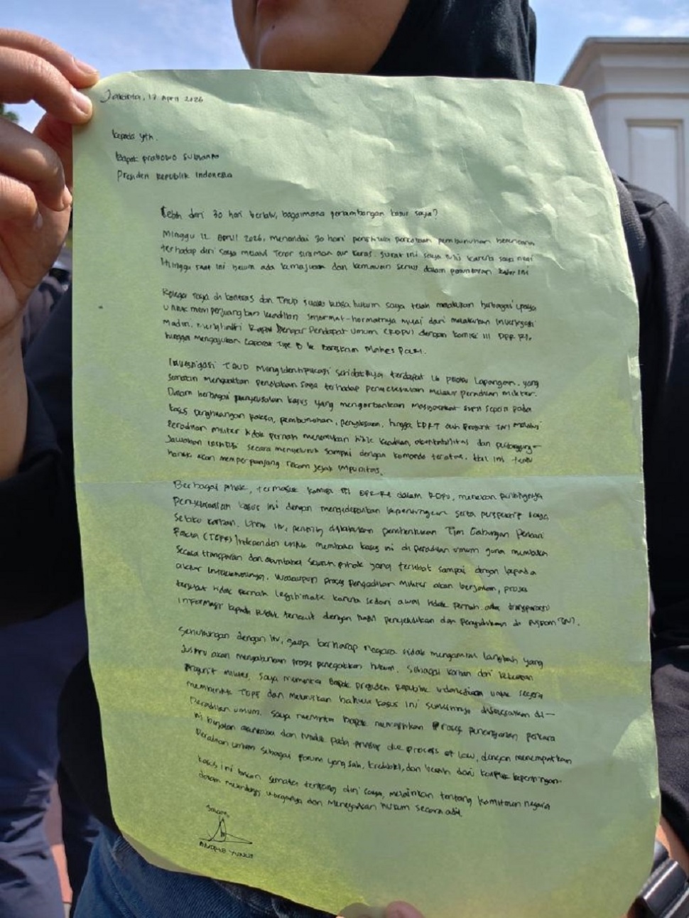 Koalisi Masyarakat Sipil Aksi Simbolik di Kemensetneg, Baca Surat Andrie Yunus untuk Prabowo. (Suara.com/Novian Ardiansyah)